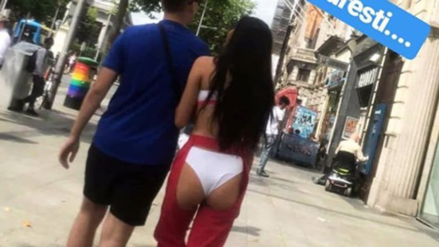Nesimțire maximă! Cum a apărut îmbrăcată această tânără ieri, în București. Este decupată în... dos