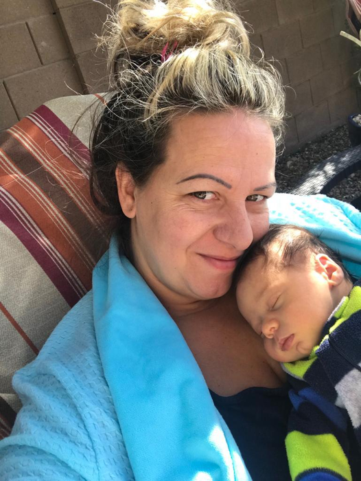 Brigitte, alături de primul ei copil