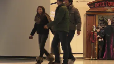 E fiica de milionari, dar sta la coada la popcorn, la cinema. Vezi aici cine e mostenitoarea fara fite a unui imperiu financiar