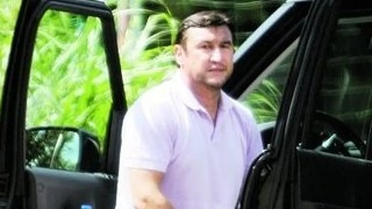 Tehnicianul nu are nicio inhibitie. Moldo-gol s-a dezbracat intr-o masina spatioasa cat un vestiar