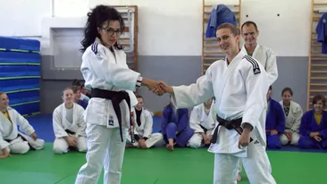DJ Wanda ia lectii de judo de la campioana Alina Dumitru
