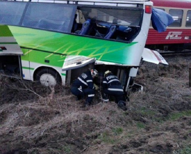 Autocar, izbit în plin de un tren în judeţul Timiş