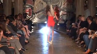 VIDEO Isi rupe picioarele pe gheata intr-o demonstratie de moda-viteza!