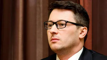 Bomba in showbiz! Nici nu s-a despartit bine, iar Cici ex Sistem se comporta cu noua iubita ca si cand i-ar fi sotie