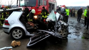 Accident în Vaslui! Cinci răniţi, între care doi copii, după ce două maşini s-au ciocnit