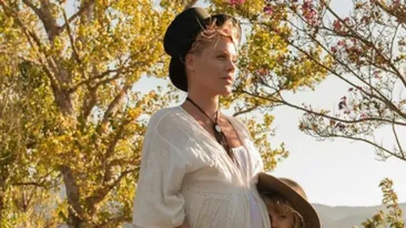 PINK a pozat nud în ultimul trimestru de sarcină! Uite ce burtică mare are