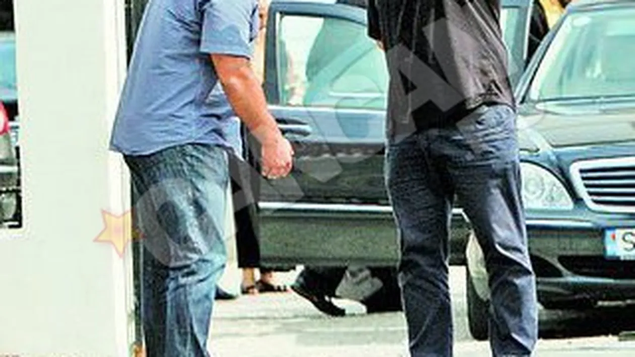 Sf. Ioan, Sf. Stefan, Sf. Varvara si Ev. Matei, vegheati de oamenii lui Gigi Becali! Moastele n-au miscat in fata lui Fane si Marcel