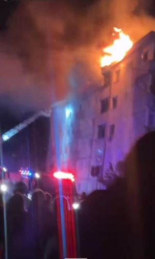 Incendiu de proporții în Suceava! Mansarda unui bloc a fost mistuită de flăcări