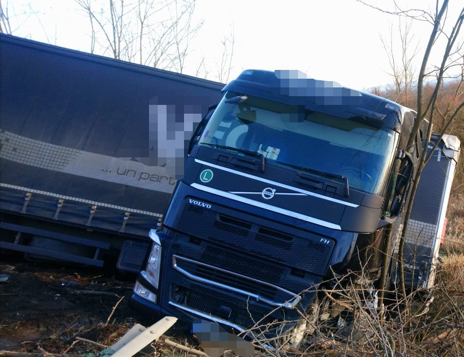 Elicopter SMURD, solicitat la un accident îngrozitor în Arad. O mașină în care se aflau părinții și un copil s-a izbit de un TIR care circula regulamentar