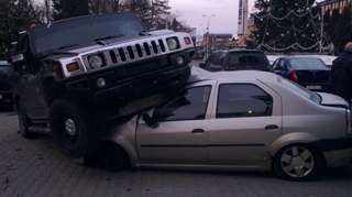 Foto incredibil! Un smecher cu Hummer a turtit un Logan parcat - Vezi cum arata uluitorul accident!