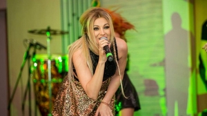 Lora, luata la rost dupa ce a fost comparata cu Miley Cyrus! Vezi ce comentarii obscene au facut fanii! "De ce esti rautacioasa?"