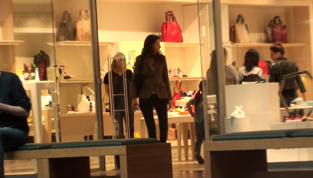 Nemulţumită de ce a găsit, Iuliana părăseşte magazinul