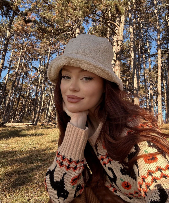 Influenceriță din România, criticată pentru că i-a pus fiicei cercei. Foto: Instagram / Lorena Dumitru
