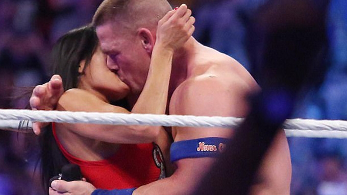 Luptătorul de wrestling John Cena şi-a cerut în căsătorie iubita! Sute de oameni au asistat la momentul emoţionant