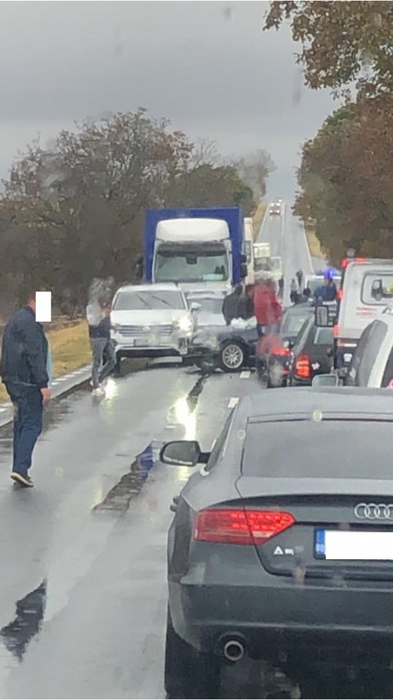 Accident violent în Constanța! Un bărbat a murit pe loc, după ce BMW-ul în care era s-a izbit de un copac. Soferul a supraviețuit
