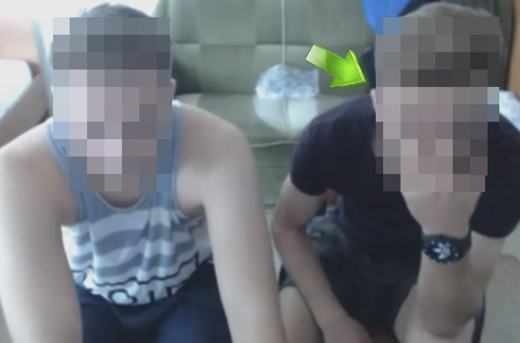 Unul dintre puștii-minune ai “naționalei”, filmat gol pușcă în ipostaze bolnăvicioase