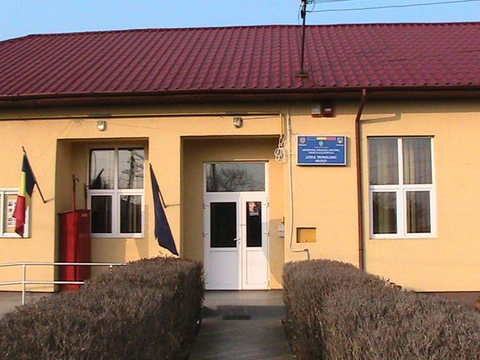 Alertă la un liceu din Prahova. Profesorii au chemat ambulanța după ce mai multe fete au inhalat spray paralizant