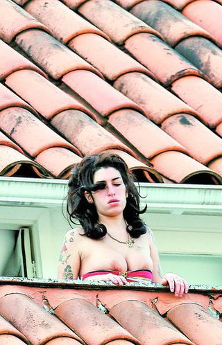 Eliberare. Amy Winehouse (27 de ani), cu sanii "fluturand" in vant