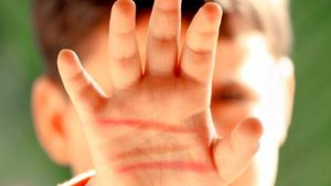 Un copil de 6 ani a fost bătut cu sălbăticie de tatăl lui pe motiv că este homosexual