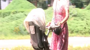 Magdalena Miu ii plimba copilul lui Sabin Ilie