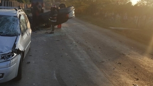 Accident cu două mașini și o căruță, la Dragomirești, pe DJ 702B. Două persoane au ajuns la spital