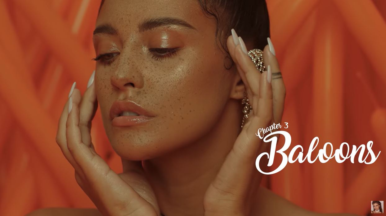 Antonia și Alina Ceușan, filmate în ipostaze ca-n filmele pentru adulți în cel mai nou clip al cântăreței! S-au atins pasional în zone intime și au flirtat una cu cealaltă | VIDEO
