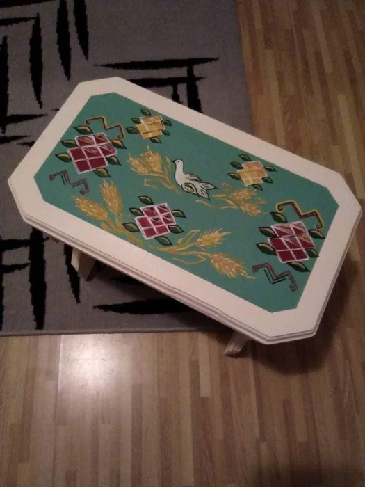Mobilierul este pictat în culori vesele