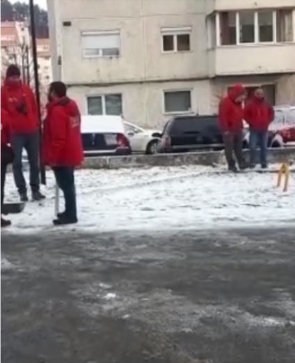 Tragedie în Brașov. Un bărbat s-a aruncat de la etajul 10 cu fiica sa de trei luni şi jumătate în braţe