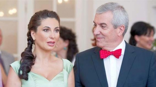 Gentilomul e gentilom până la capăt: Călin Popescu Tăriceanu îi deschide portiera soţiei!