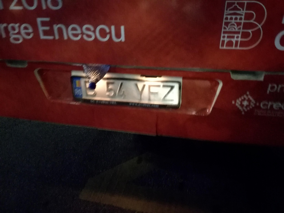 Aproape de o tragedie! Un șofer RATB a închis o ușă peste un bebeluș aflat în cărucior