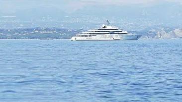 Ambarcatiunea de lux a lui Abramovici nu a incaput pe chei! Prea mare, dom'le, iahtul!