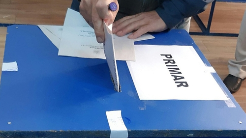 Nereguli pe bandă rulantă la secțiile de votare din Prahova! În Teleorman s-a lăsat cu o bătaie în fața secției, iar polițiștii au intervenit ca să aplaneze scandalul