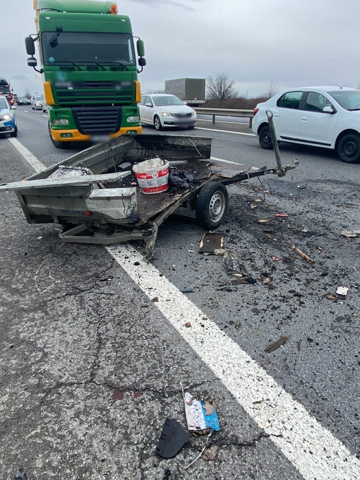 Accident grav pe A1. Un tir și o autoutilitară s-au ciocnit. Șoferii și pasagerii au scăpat ca prin minune