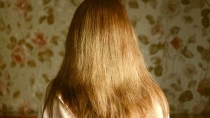 O femeie a fost pusă într-o situație rușinoasă, după ce hairstylist-ul ei a postat o fotografie cu podoaba capilară
