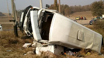 13 victime, in urma unui accident rutier, in judetul Valcea! Soferul unui microbuz a adormit la volan