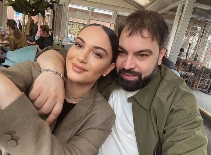Manelistul este foarte mândru de familia sa
