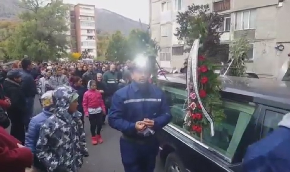 VIDEO / Condus pe ultimul drum cu lacrimi amare! Gestul emoţionant făcut de ortaci pentru minerul înmormântat chiar de ziua lui