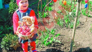 Julianne Duckadam asteapta Iepurasul in gradina
