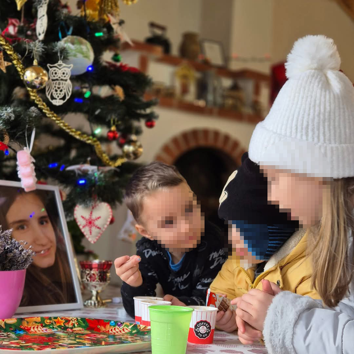 De acum încolo, în seara în care cei trei copii împodobesc bradul, mama lor le va zâmbi doar din poze foto: Facebook