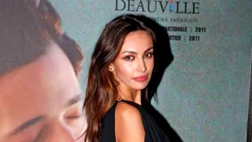 Madalina Ghenea il vrea inapoi pe Adrien Brody? Modelul s-a pozat cu posterul lui la premiera filmului Detachment