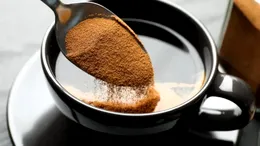 Ingredientul pe care tot mai mulți îl pun în cafea pentru a reduce balonarea și inflamația