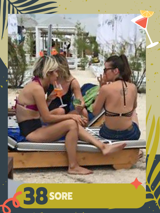 TOP 50 de vedete care ridică paharul în cinstea voastră, în costume de baie! Anna Lesko, Gina Pistol, Delia, Daniela Crudu… Cu cine ciocniți?