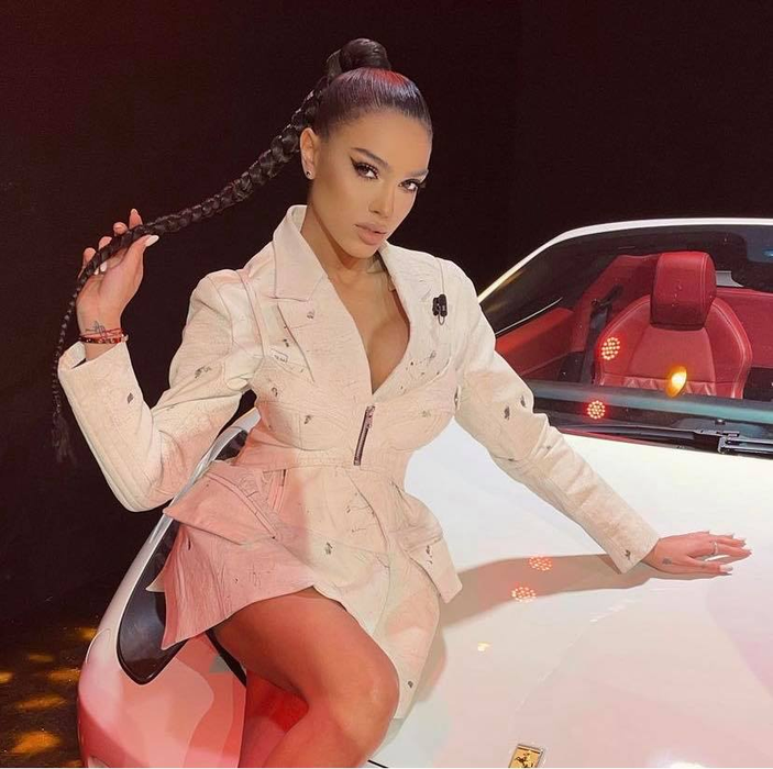 Karmen și-a pus silicoane XXL? Fiica lui Adi Minune, cu cel mai obraznic decolteu și a fost luată la mișto: “Să nu-ți cadă «baloanele» ?” | FOTO