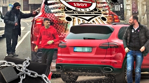 Fotbaliștii CFR-ului au umilit un cerșetor la un semafor din Cluj. Au coborât geamul unui Porsche de 100.000 € și…