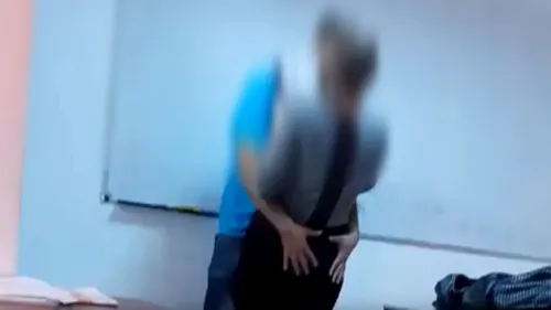 Profesorul filmat în timp ce săruta pasional o elevă în fața clasei a demisionat