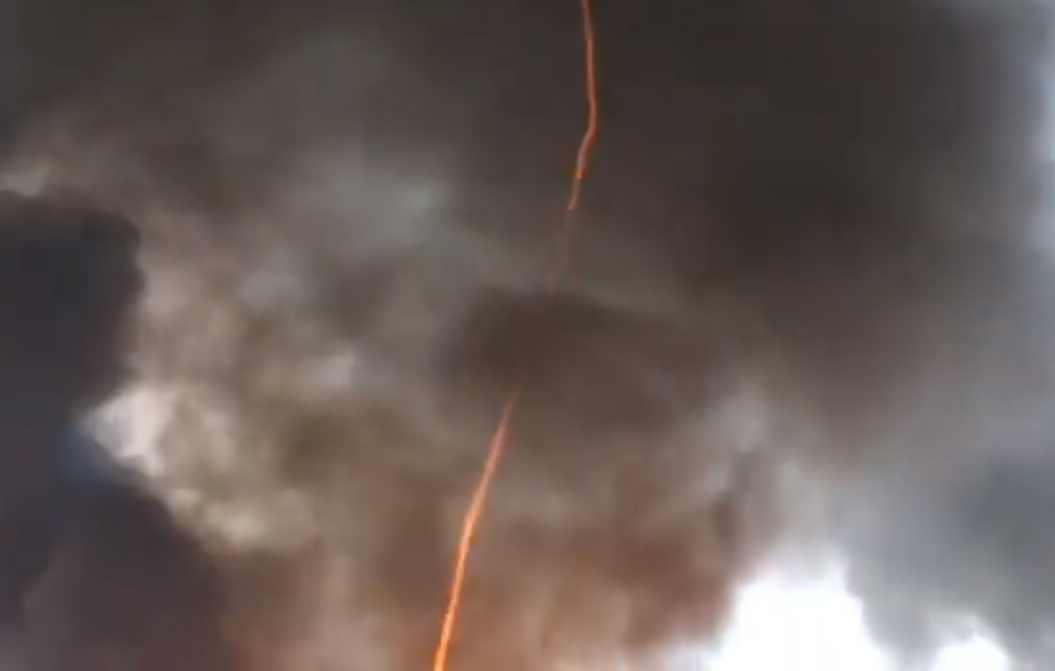 Un incendiu asemănător unei mini tornade a izbucnit într-o fabrică din Marea Britanie! VIDEO