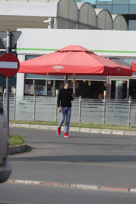 George Burcea, în timp ce se îndrepta spre mașină