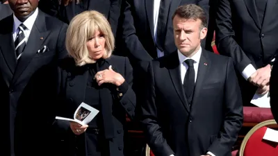 Noi dezvăluiri despre viața ascunsă a cuplului Macron. Brigitte Macron, „foarte geloasă“ pe femeile „prădătoare” din jurul președintelui