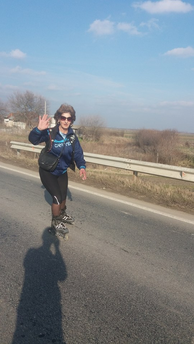 Locuitorii din Bechet s-au obișnuit să o vadă pe profesoara pensionară pe role
