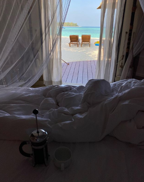 Imaginea de milioane cu Laura Cosoi! Goală în așternuturi, dimineața, în Maldive: ”Nu îmi ajunge somnul!”